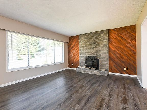4th image of 2029 Cedar Cres
