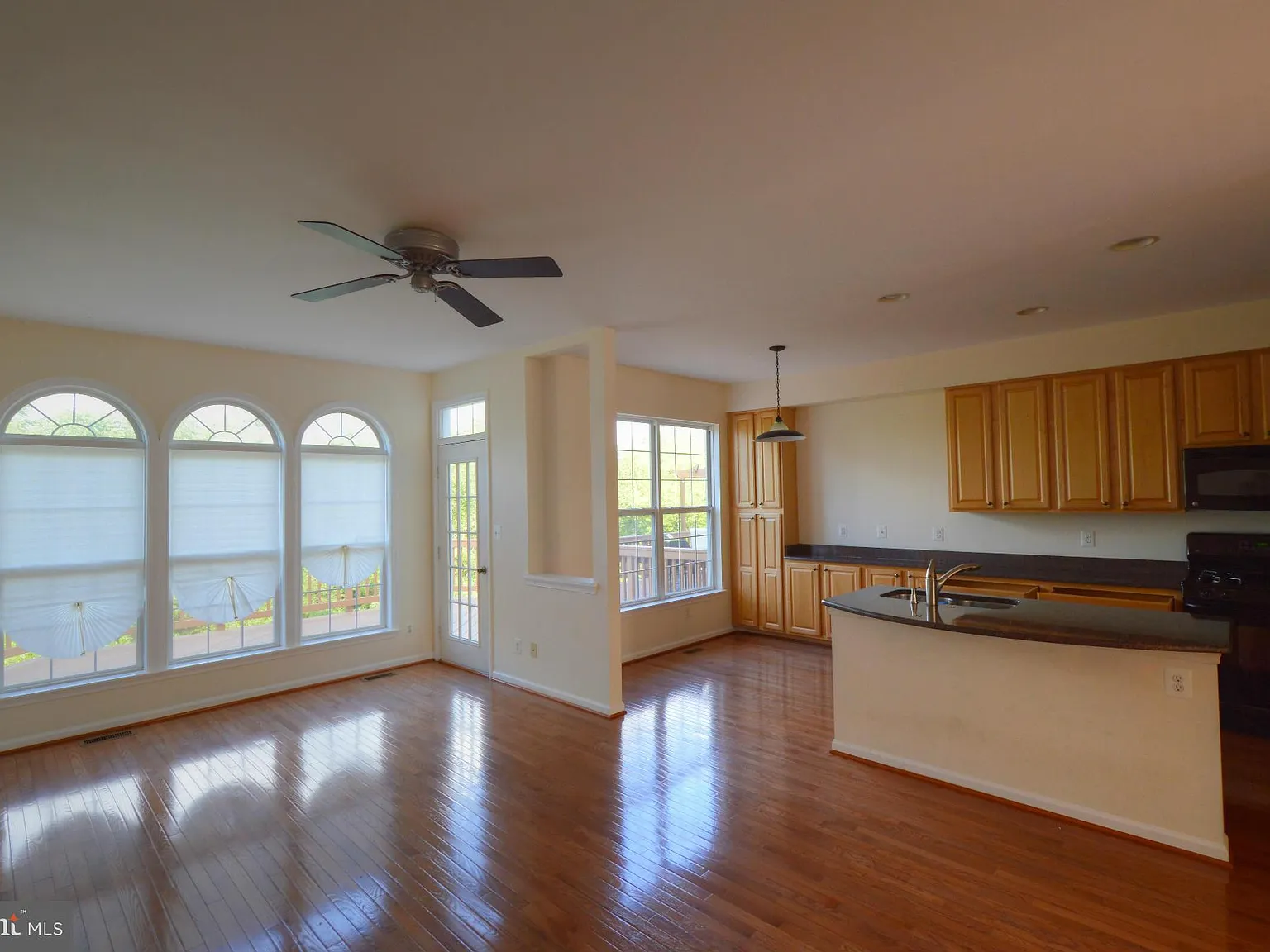 3 bed, 4.0 bath, 2416 sqft, $3,450 — Photo 2