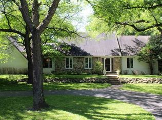 111 Hickory Nut Grove Ln, Cary, IL 60013