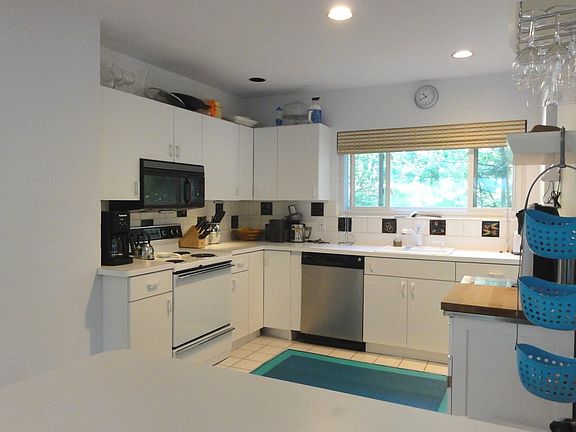 3rd image of 42 Montauk Ave