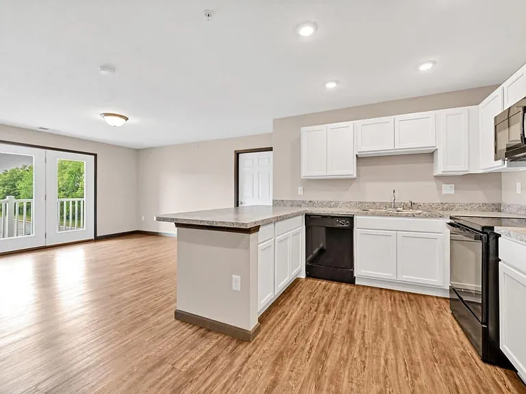 Hutchison Place Apartments — Photo 29