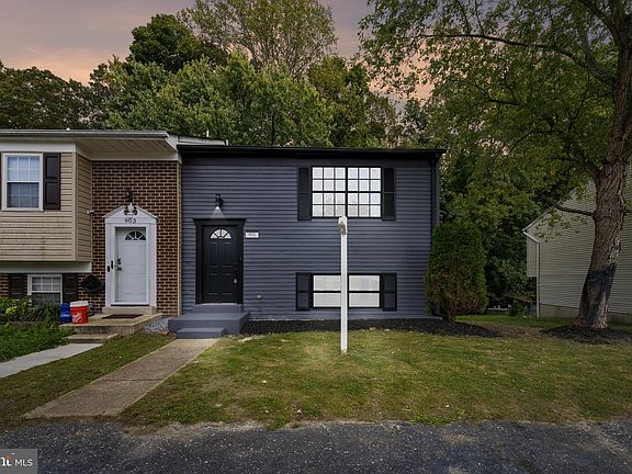 2nd image of 901 Laurel Ln