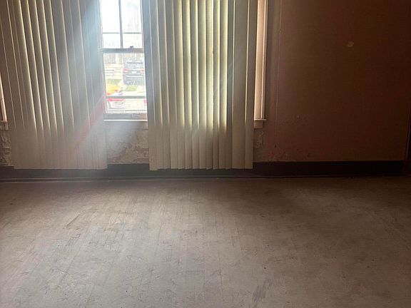 5th image of 20011 Hull St