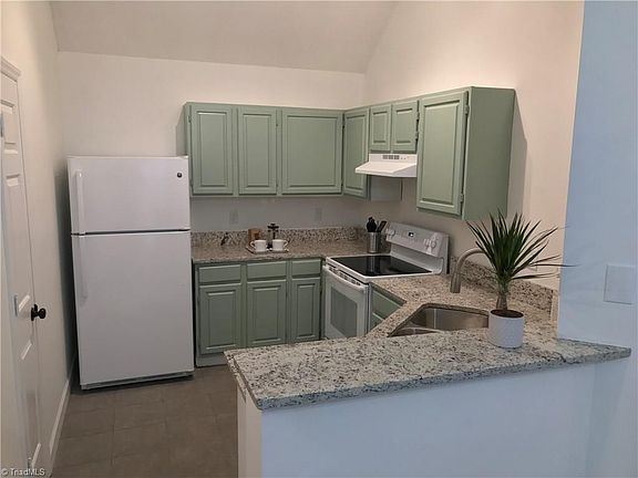 3rd image of 419 Amberly Dr