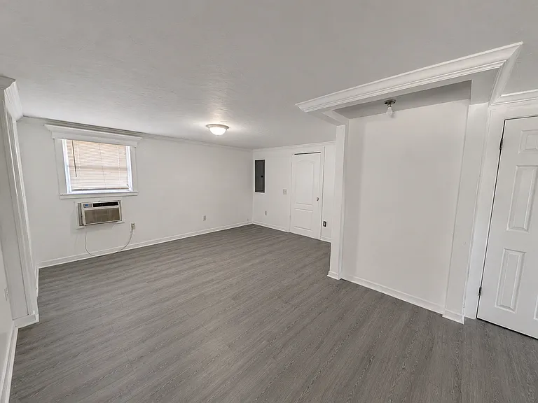 18550 SE 24th Pl — Photo 2