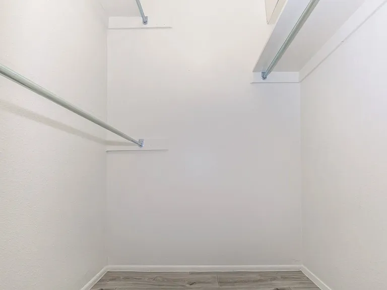 Fox Point Apartments — Photo 7