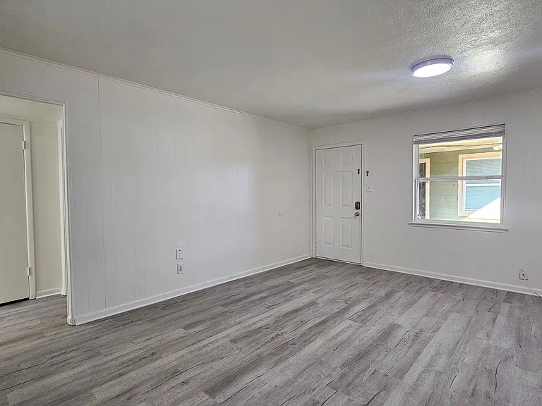 2420 Louise St — Photo 4