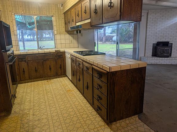 3rd image of 2418 N Fowler Ave