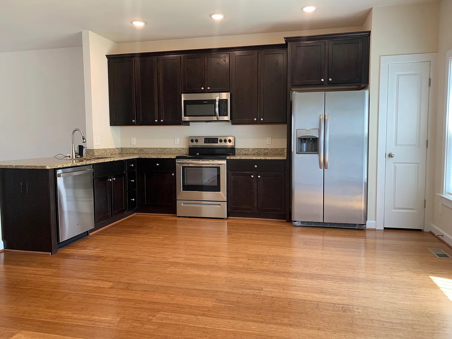 4 bed, 3.5 bath, 1440 sqft, $2,500 — Photo 3