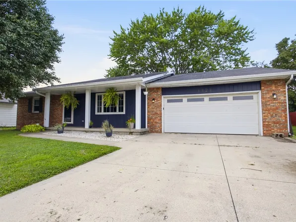 1121 Collins Dr, Effingham, IL 62401