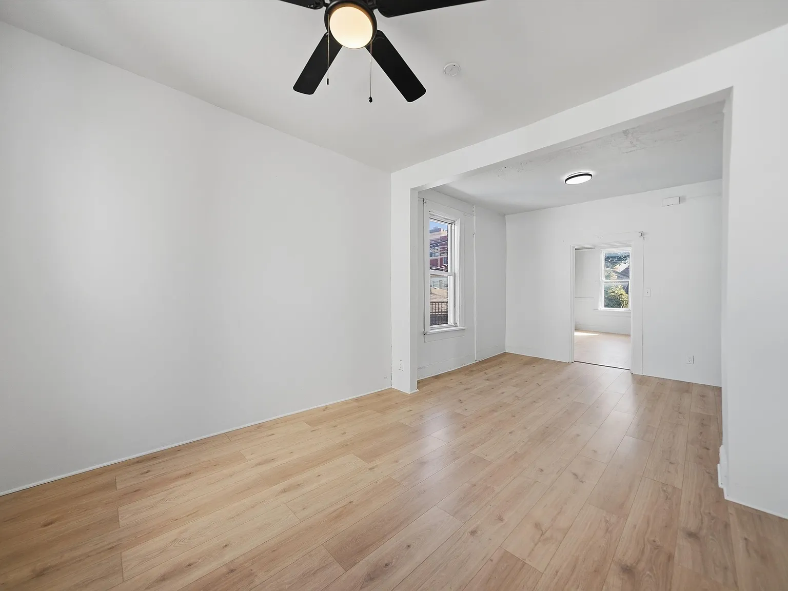 1 bed, 700 sqft, $1,300 — Photo 2