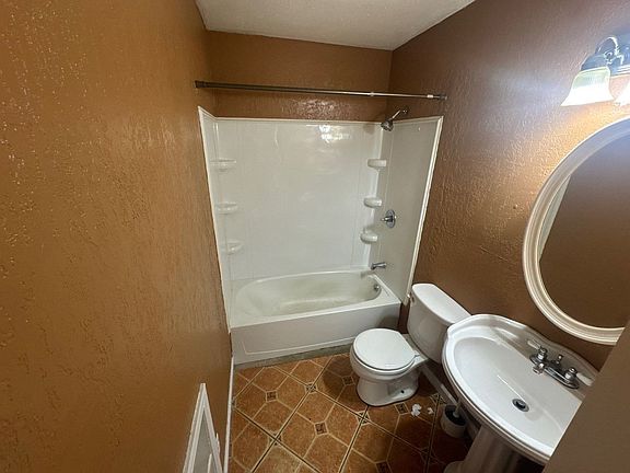 4th image of 1525 Orchard Dr W
