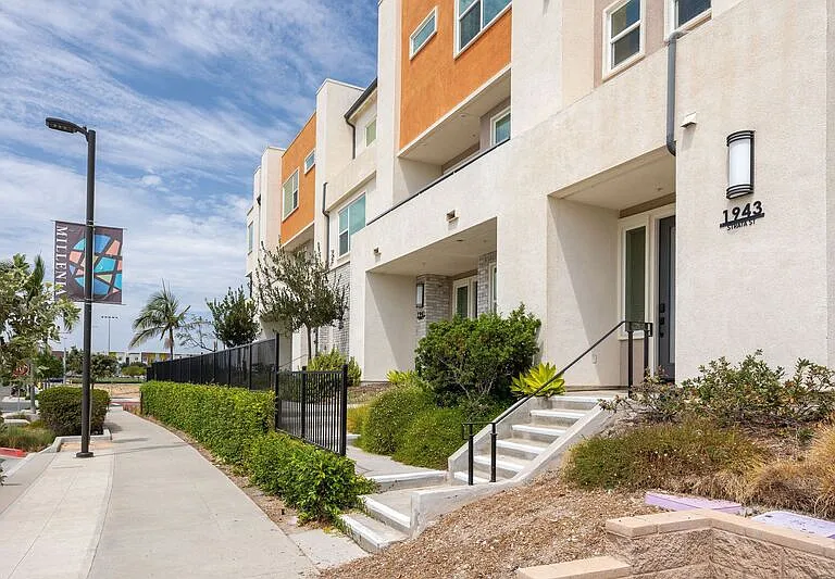 1941 Strata St — Photo 1