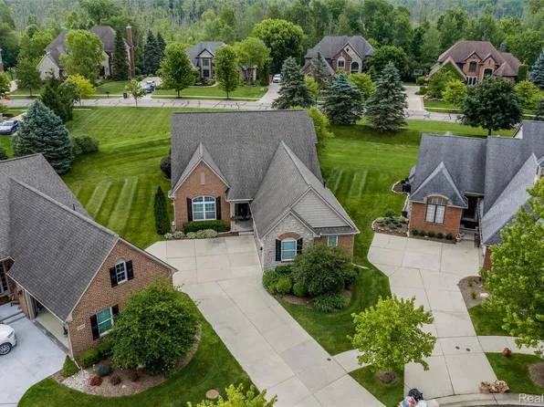 4011 Ardsley Ct, Clarkston, MI 48348