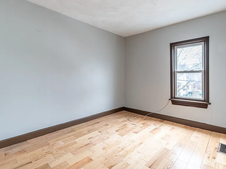 327 Saxton St — Photo 2