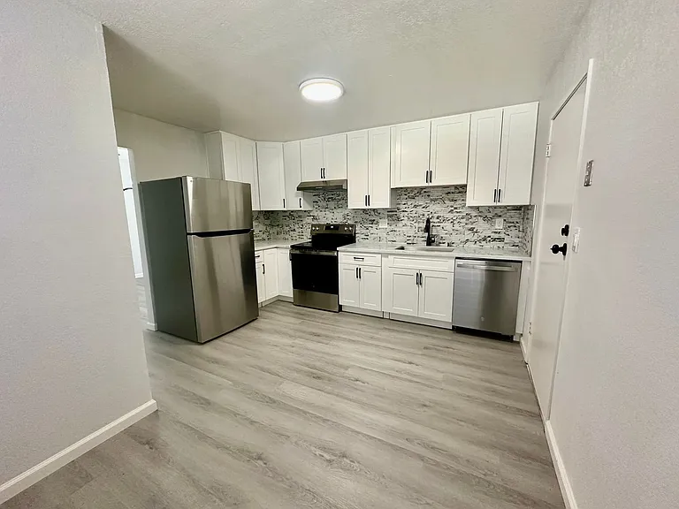 576 Mekler Dr — Photo 5