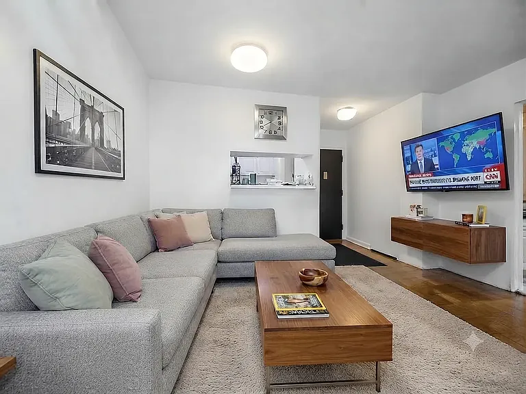220 E 24th St #8A — Photo 2