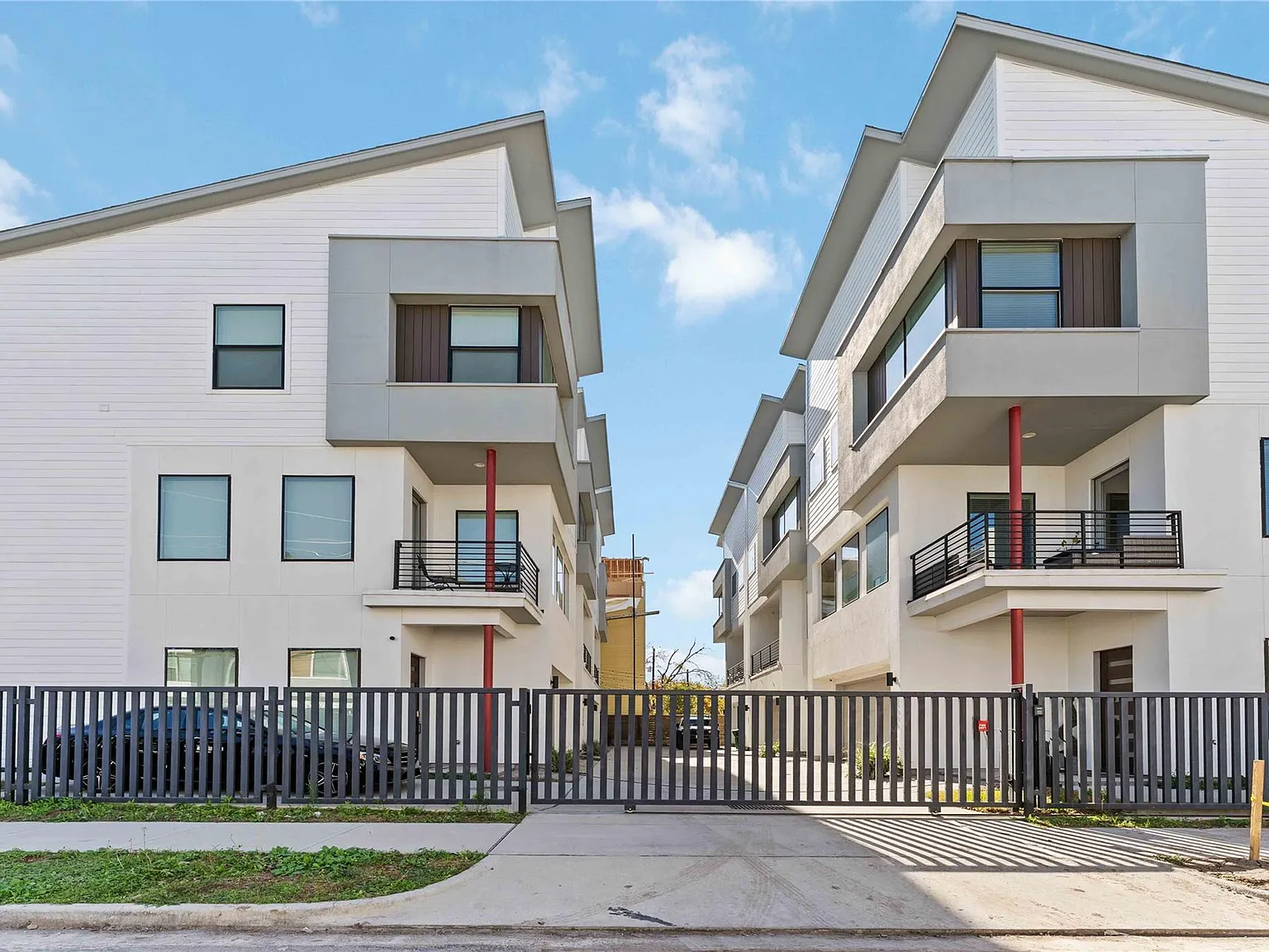 3 bed, 3.5 bath, 2040 sqft, $2,600 — Photo 3
