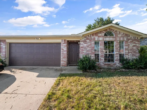 210 Faircrest Dr, Arlington, TX 76018
