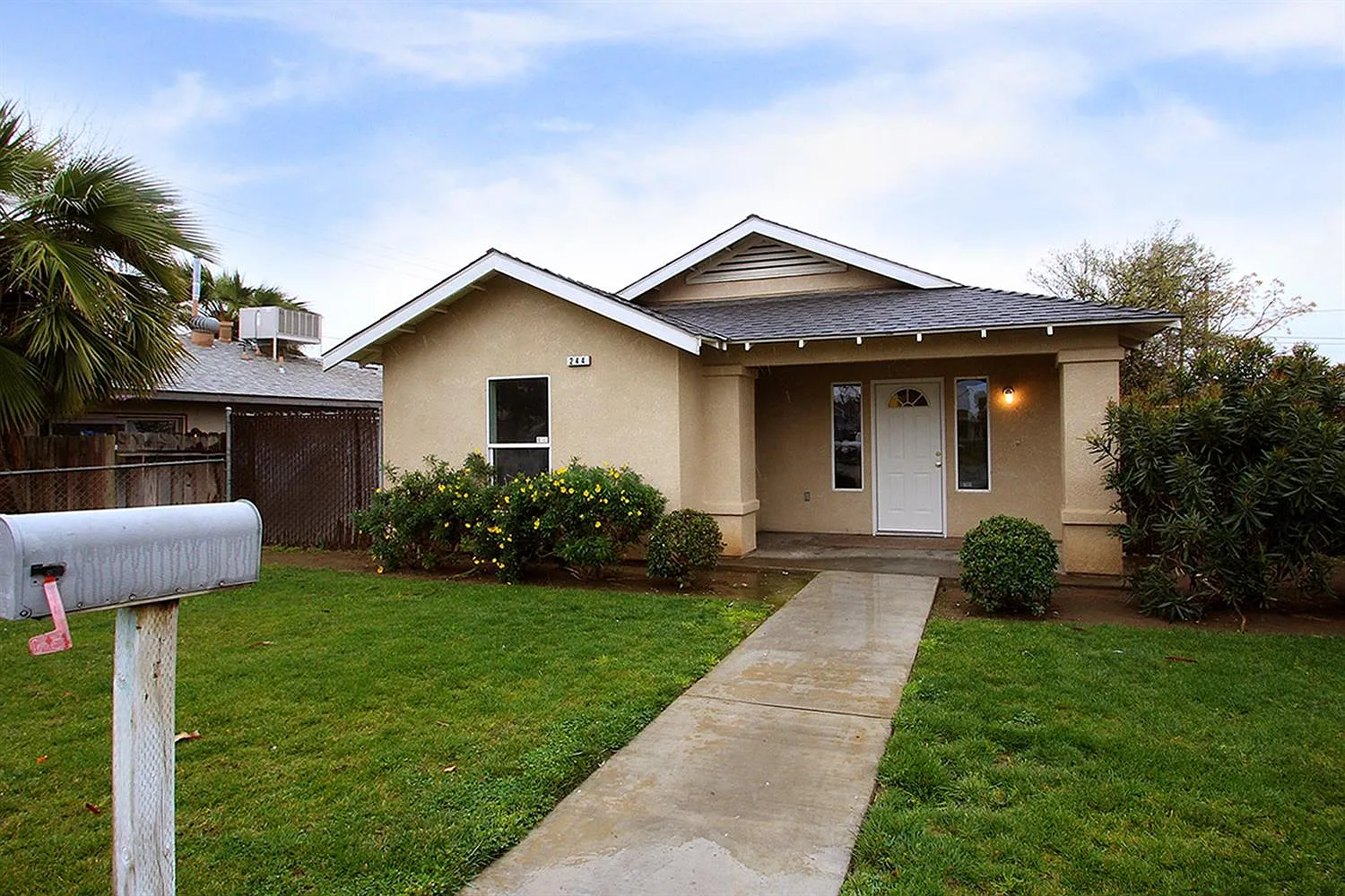 244 E San Joaquin St photo 1