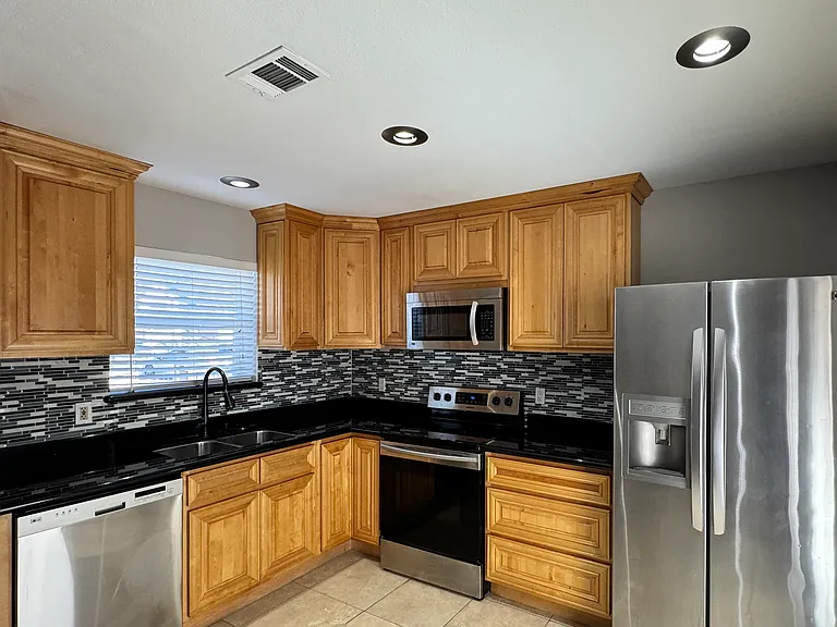 833 W Harwood Rd #F — Photo 33