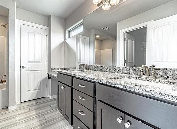 4th image of 950 Silverthorn Dr