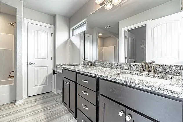 950 Silverthorn Dr — Photo 4
