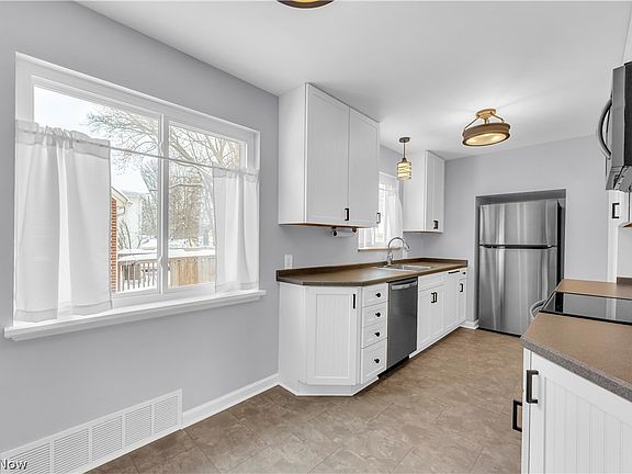 3rd image of 1910 9th St