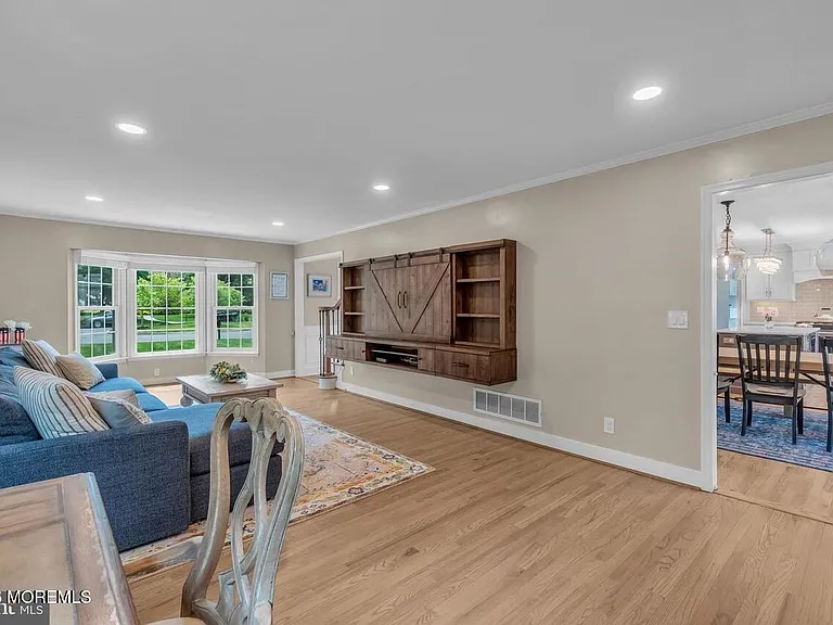 9 Chadwell Ct — Photo 2
