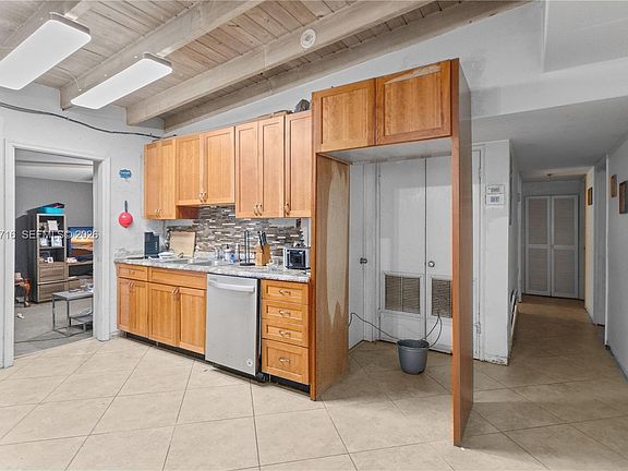 5th image of 3125 SW 15th St