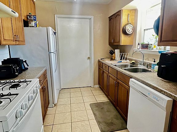 4th image of 506 Cambridge Dr