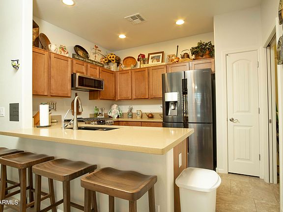 4th image of 1578 E MELROSE Drive