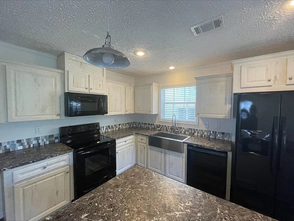 3 bed, 2.0 bath, 1179 sqft, $1,449 — Photo 4