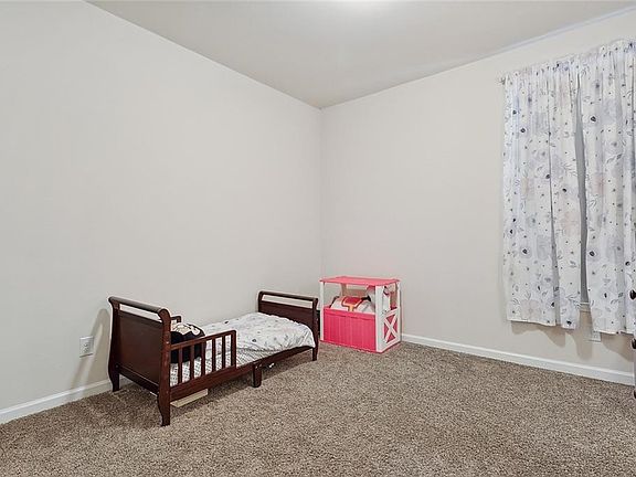 4th image of 348 Lakeshore Vlg E