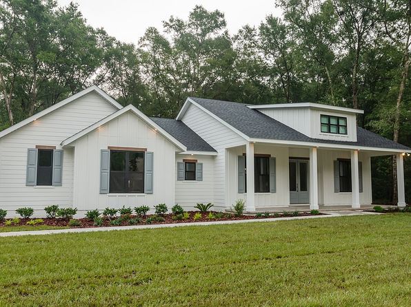 451 NW Country Lake Dr