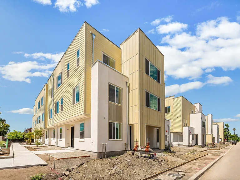Manon Ave — Photo 1