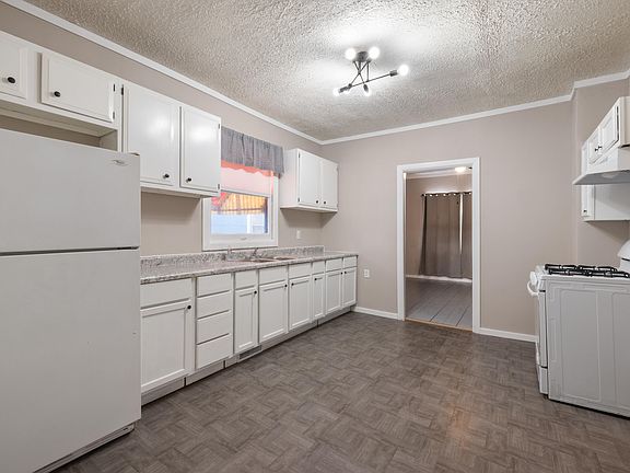 5th image of 4007 Carey St