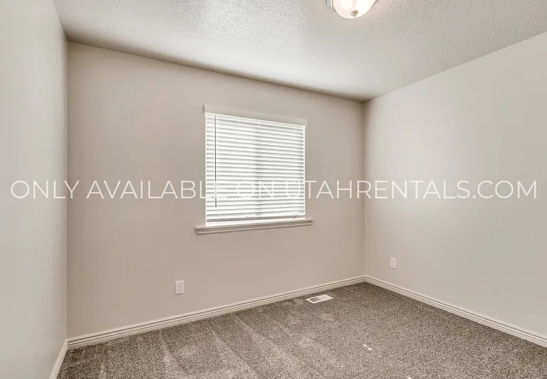 793 N 2560 E — Photo 15
