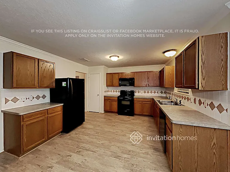 9818 Golden Prairie Ln — Photo 10