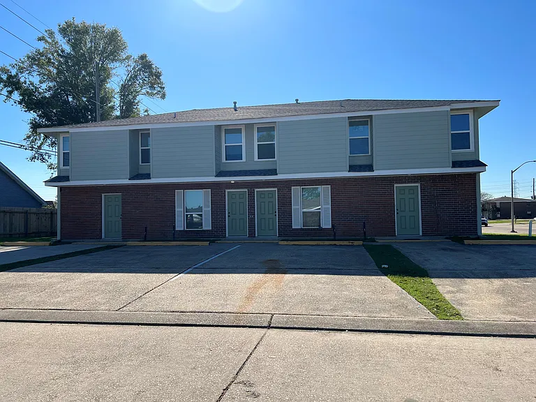 1212 Cambridge Dr — Photo 1