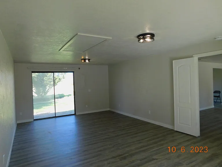 132 N Riverside Dr — Photo 8