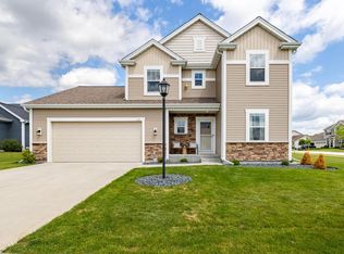 1298 Juniper LANE, Oconomowoc, WI 53066