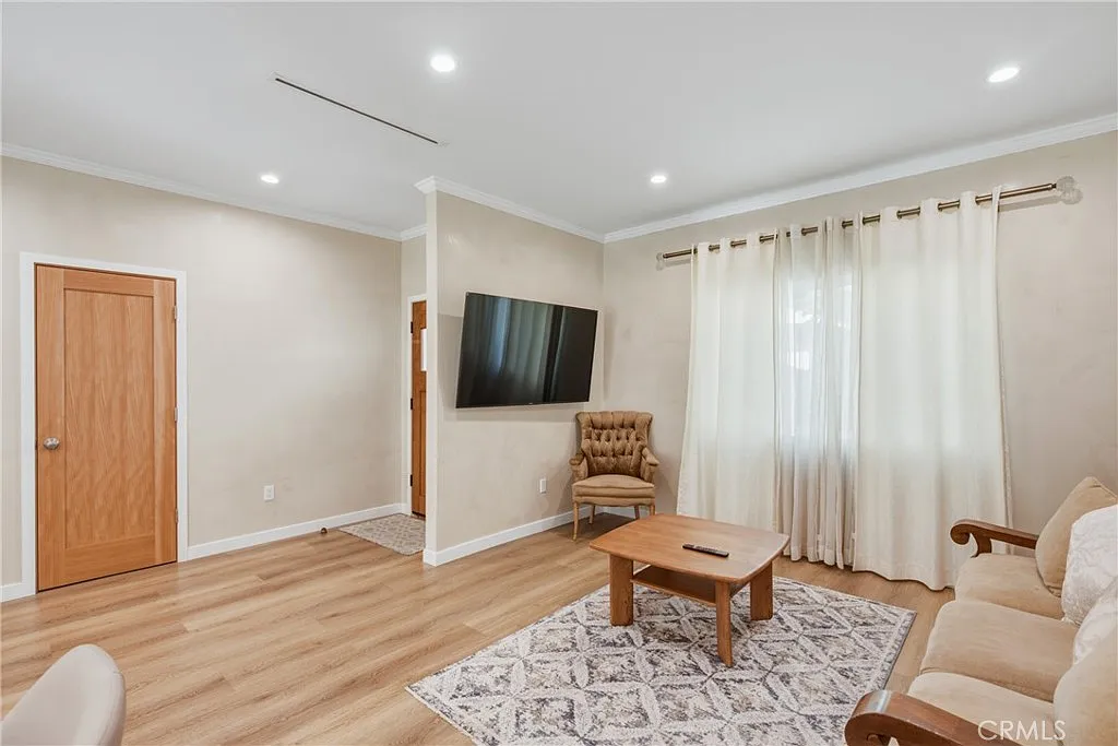 2 bed, 1200 sqft, $4,500 — Photo 4