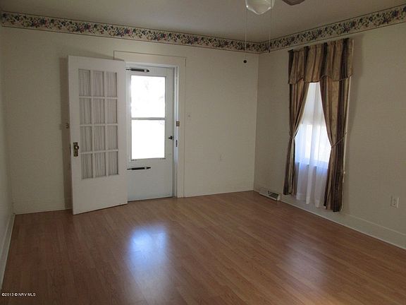 4th image of 505 College St