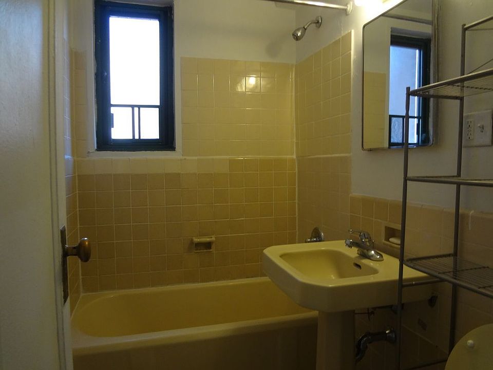 2nd image of 1519 Metropolitan Ave APT 4G
