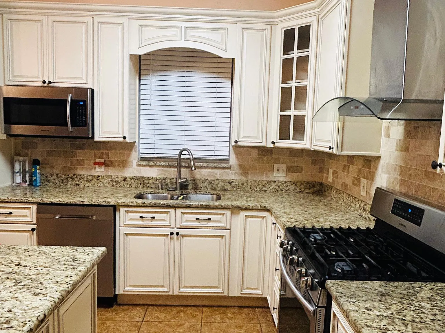 5 bed, 2782 sqft, $3,500 — Photo 2