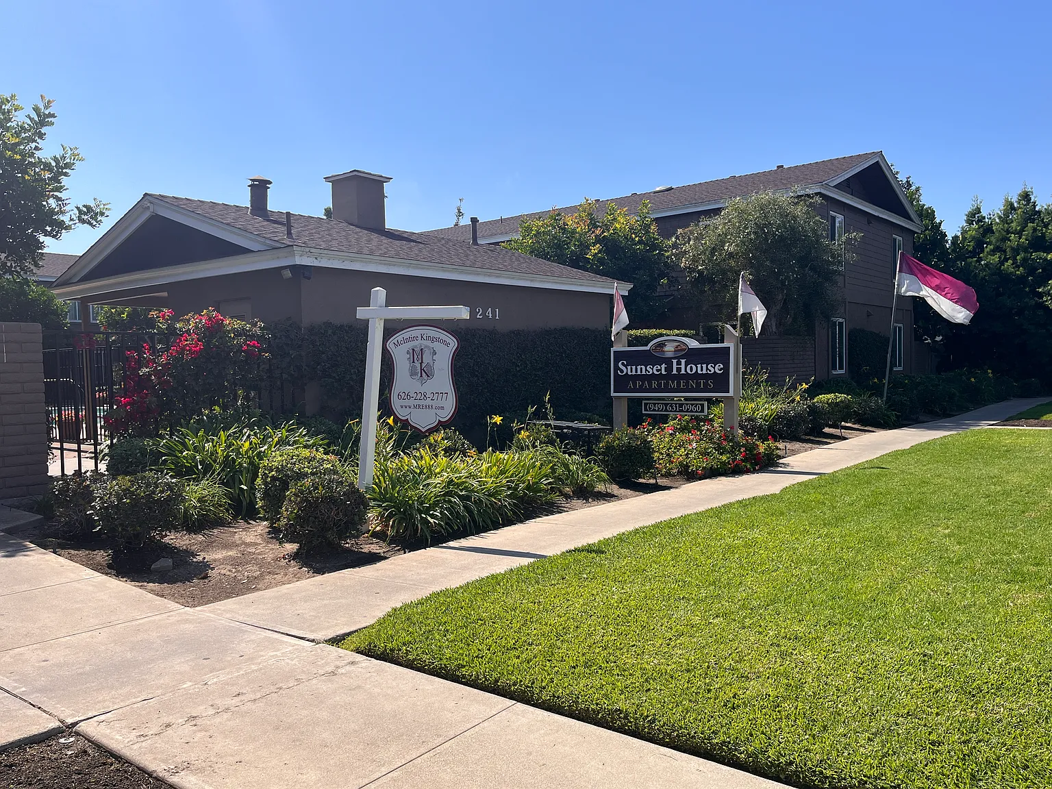 Sunset House Apartments — Photo 1