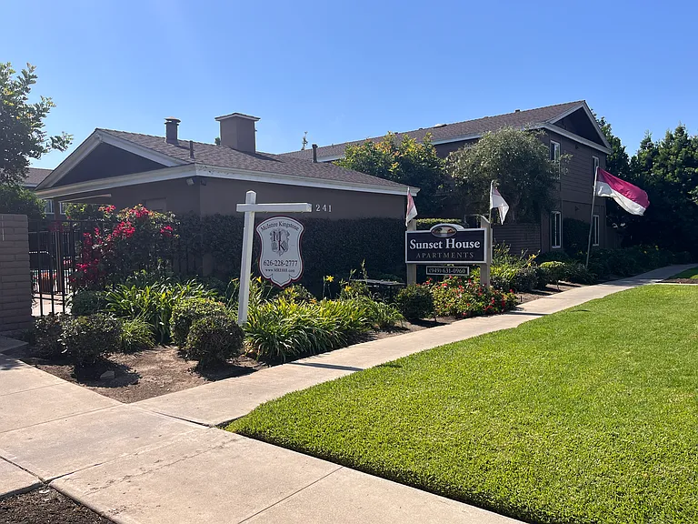 Sunset House Apartments — Photo 1