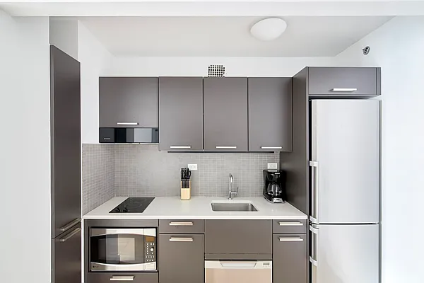 Rented by Manhattan Realty Group | media 11