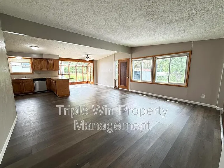 810 Saint Anthony Ln — Photo 13